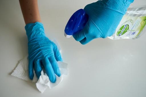 manos con guantes azules
